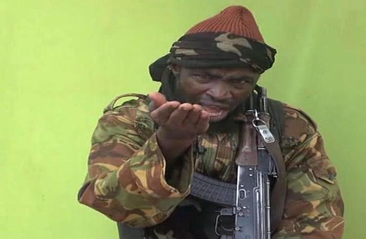 Une capture d'écran du 12 mai 2014 d'une vidéo du groupe islamiste Boko Haram et obtenue par l'AFP montre un homme qui clame être le chef du groupe islamiste extrémiste nigérian Boko Haram Abubakar Shekau. (Photo Ho. AFP)