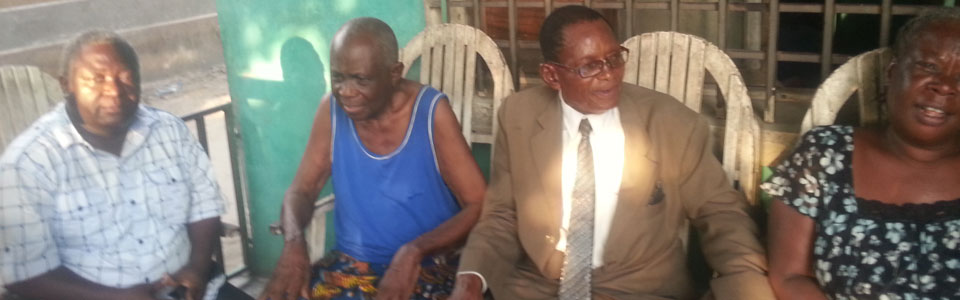 Les fondateurs historiques LUMBU, LUSANGA et MUKOKA au chevet du fondateur historique NKWEDI, malade depuis plusieurs mois.